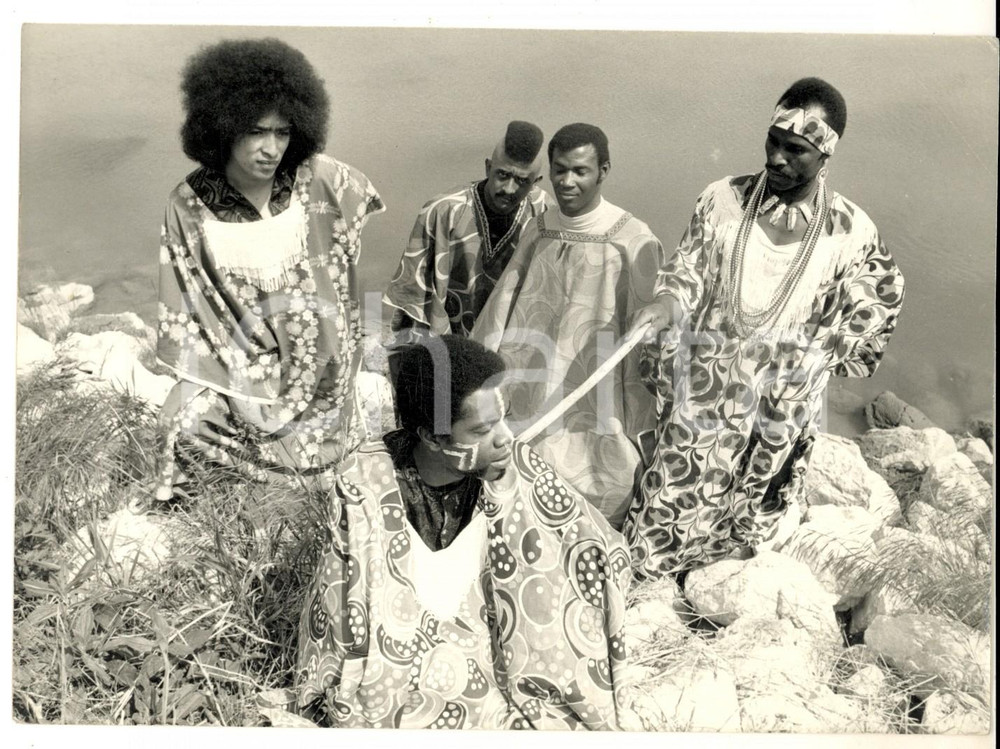 1970 ca FRANCIA (?) Gruppo di giovani in costume africano *Foto VINTAGE 18x13 cm