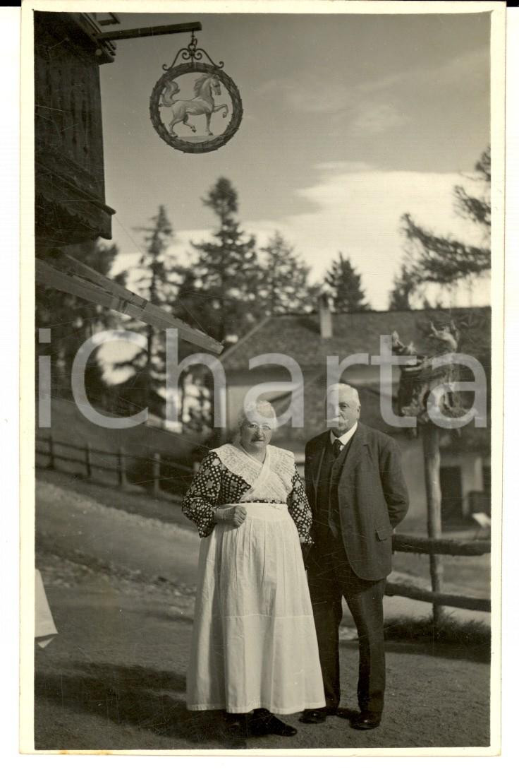 Fotografia d epoca originale 1920 ca MONTE SAN VIGILIO BZ Hotel Stazione DRASSL  Coppia di anziani Foto 1