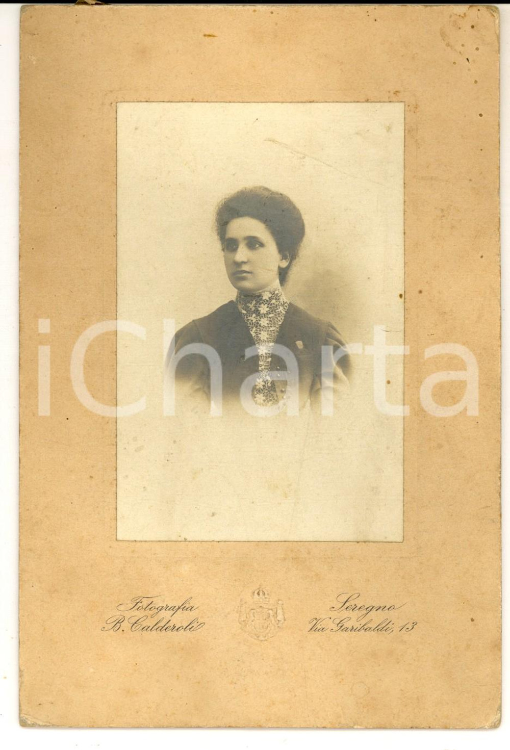 1910 ca SEREGNO (MB) Ritratto di donna con camicia in pizzo *Foto CALDEROLI