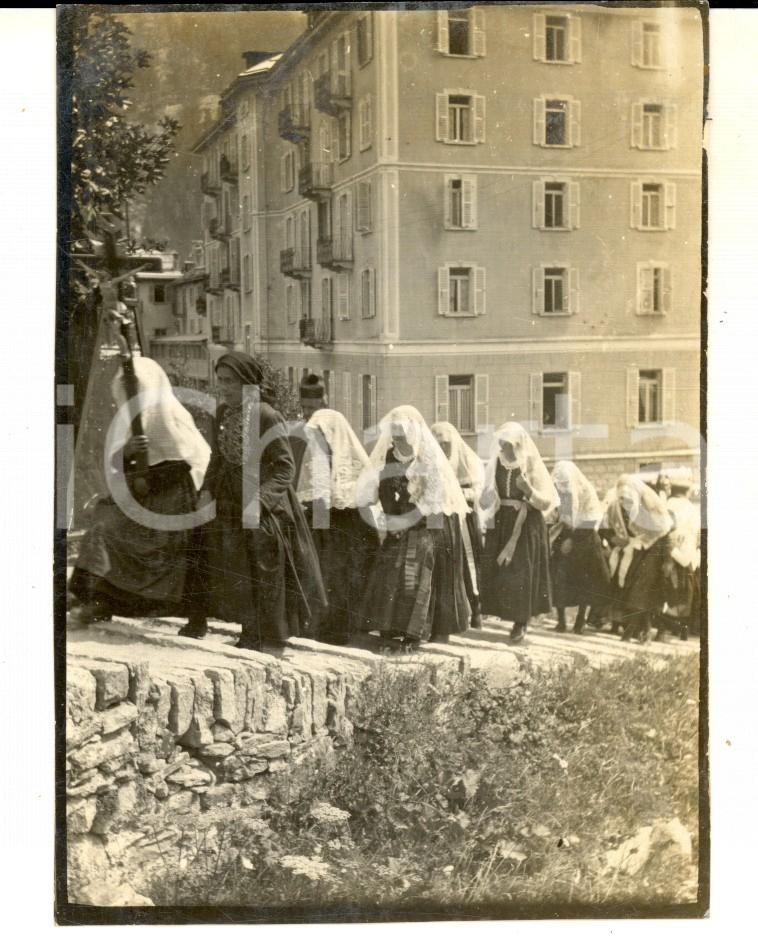 Fotografia d epoca originale 1929 MACUGNAGA VB Donne in costume durante processione religiosa Foto 9x12 1
