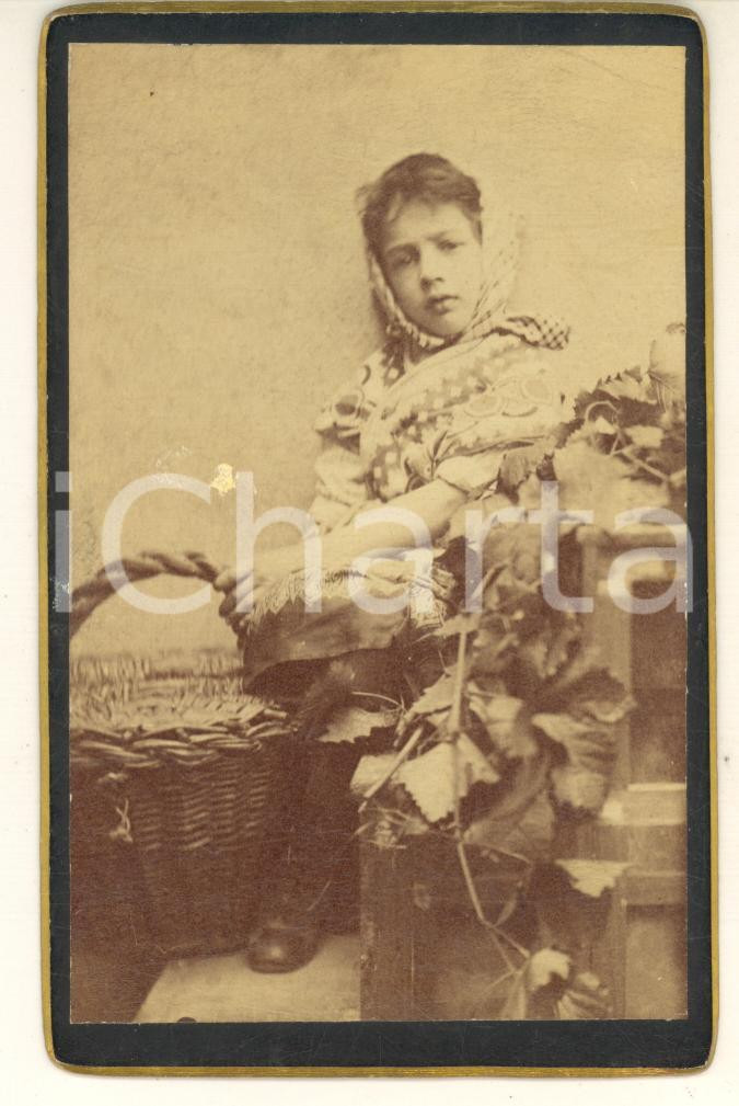 Fotografia d epoca originale 1900 ca MILANO ? Contessa MELZI D ERIL bambina in abiti contadini Foto 1
