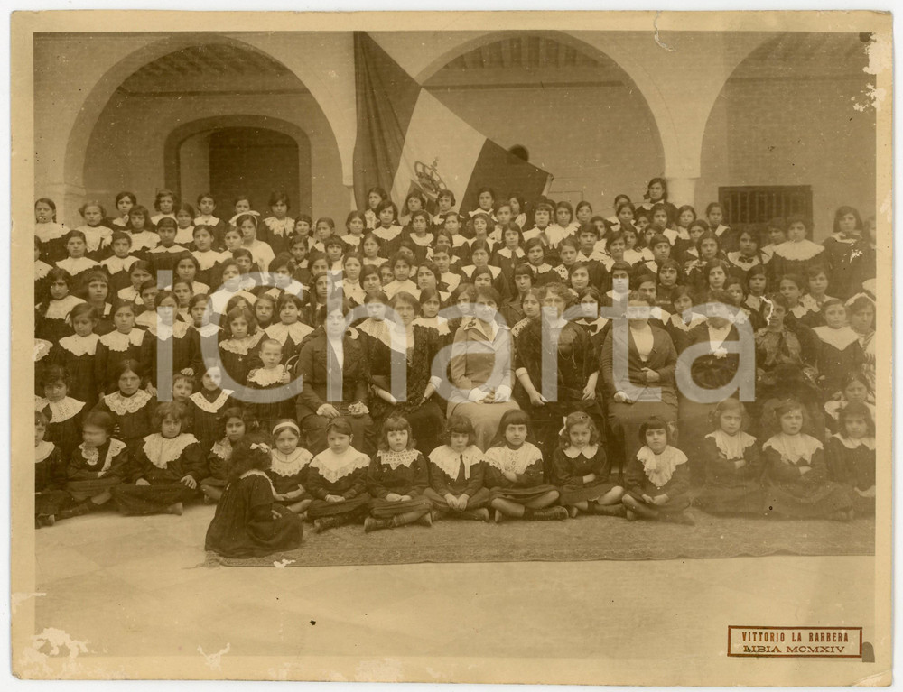 Fotografia d epoca originale 1914 LIBIA Scuola elementare femminile con il tricolore Foto Vittorio LA BARBERA 1