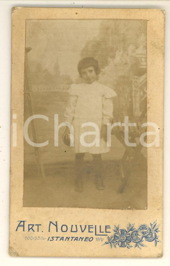 Fotografia d epoca originale 1900 ca AREA ITALIANA Ritratto di bambina con la palla Foto ART. NOUVELLE CDV 1