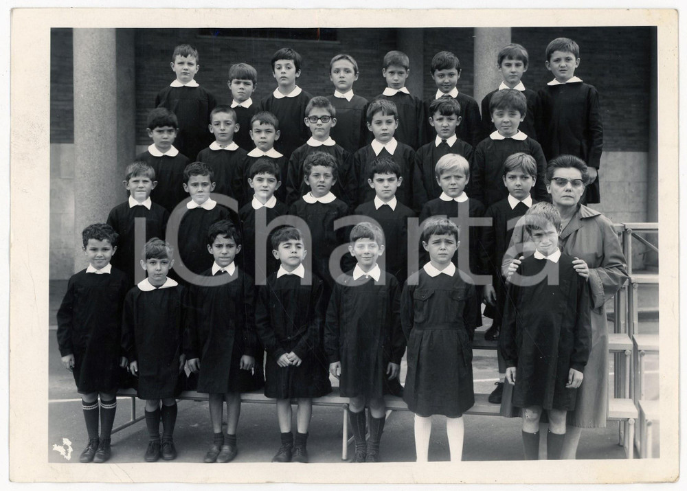 Fotografia d epoca originale 1967 MILANO Istituto LEONE XIII Classe elementare maschile con la maestra Foto 1