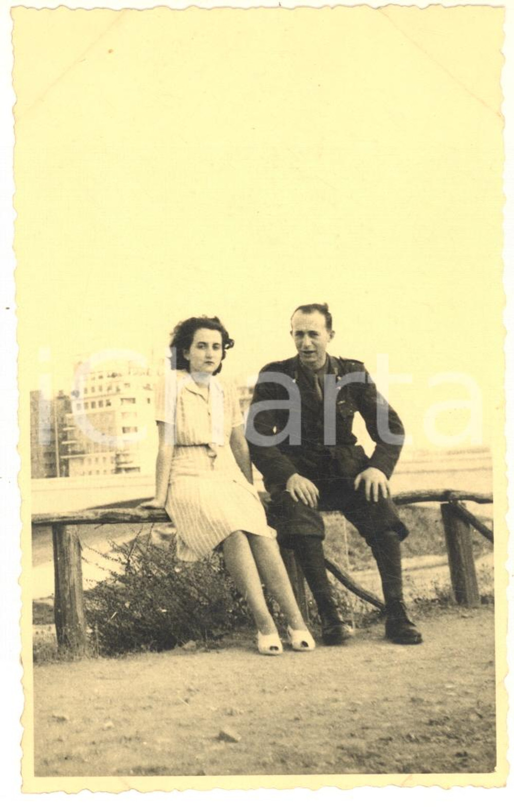 Fotografia d epoca originale 1943 WW2 ROMA Ufficiale con la fidanzata lungo il Tevere Foto cartolina 1