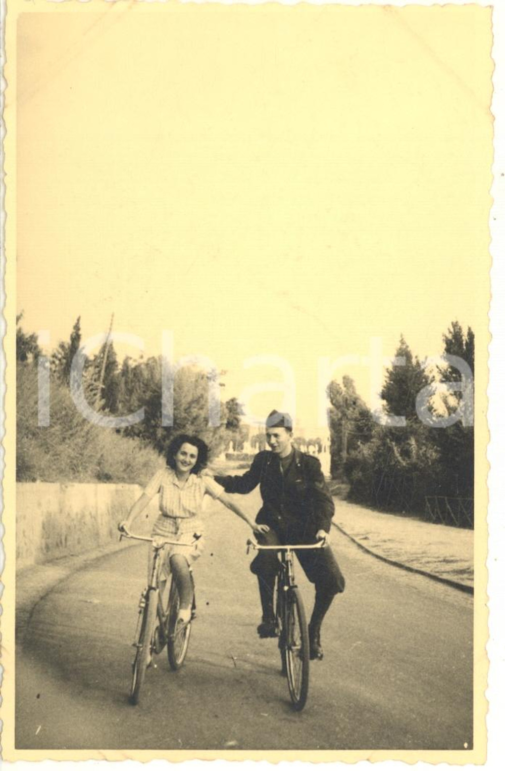 1943 WW2 ROMA Ufficiale con la fidanzata in bicicletta *Foto cartolina