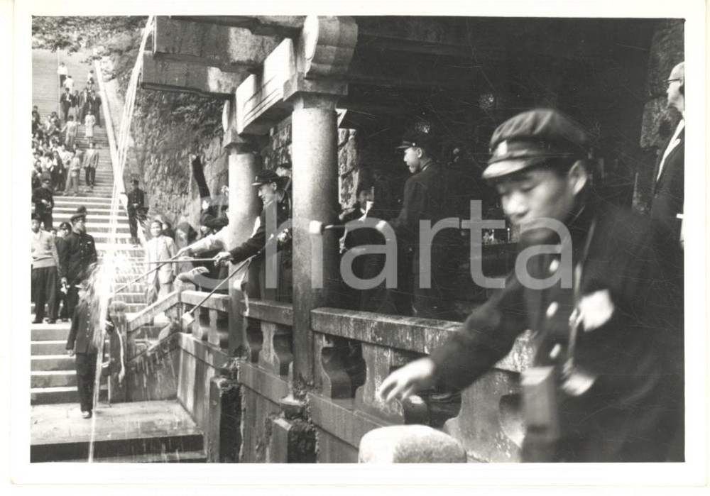 Fotografia d epoca originale 1958 KYOTO JAPAN Studenti e fedeli al tempio KIYOMIZU Foto 12x8 cm 1