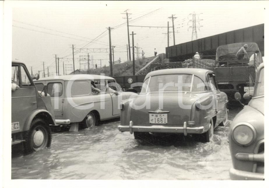 Fotografia d epoca originale 1958 YOKOHAMA JAPAN Traffico bloccato dopo il tifone Ida Foto 12x8 cm 1