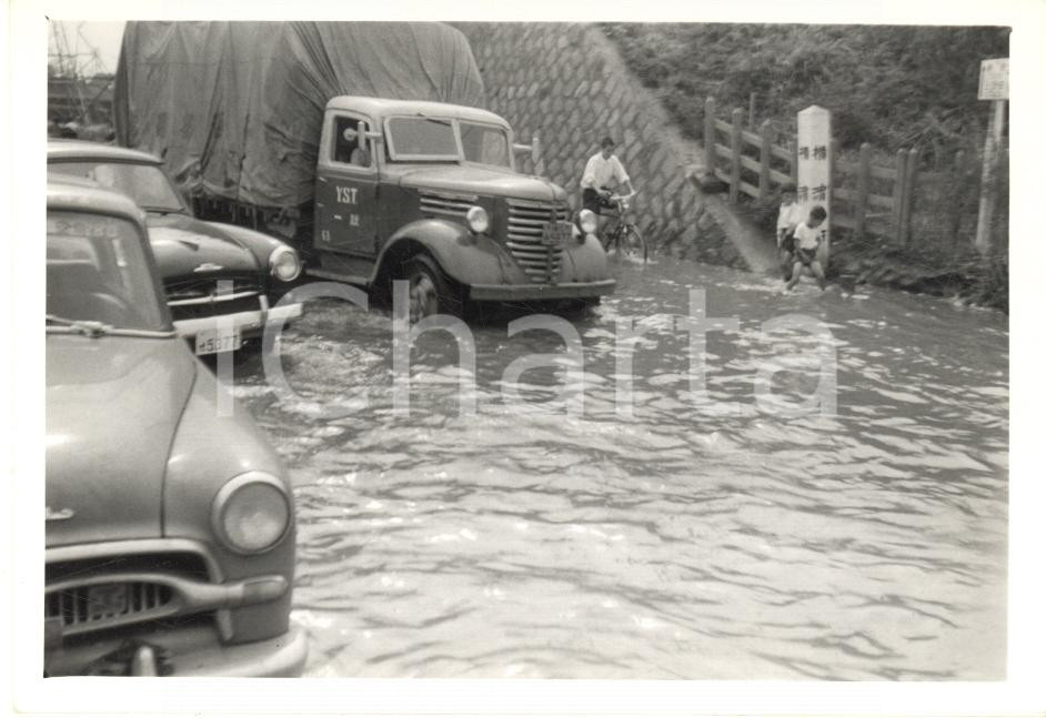 Fotografia d epoca originale 1958 YOKOHAMA JAPAN Strada del TOKKAIDO dopo il tifone Ida Foto 12x8 cm 1