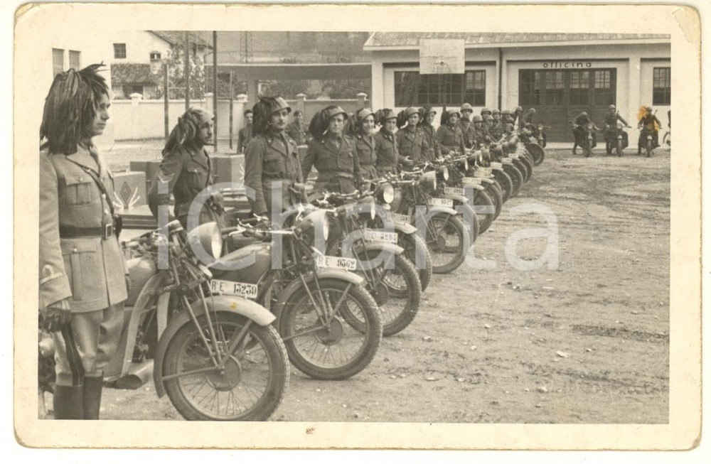 Fotografia d epoca originale 1939 WW2 BOLZANO AUTOCENTRO Bersaglieri con le loro moto Foto cartolina 1