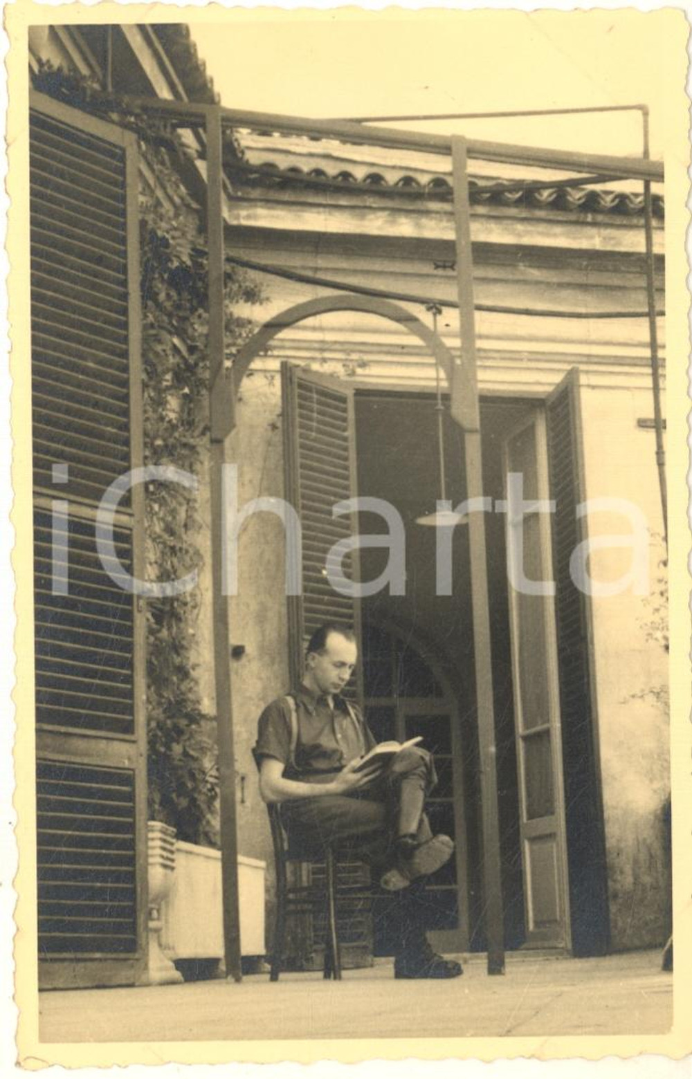 Fotografia d epoca originale 1943 WW2 ROMA Ufficiale degli AUTIERI legge durante una pausa Foto cartolina 1