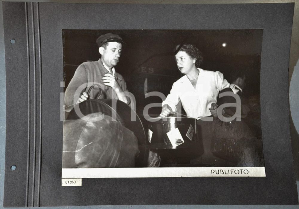 Fotografia d epoca originale 1950 EDIMBURGO Tournee TEATRO ALLA SCALA Cantante in partenza per Londra Foto 1