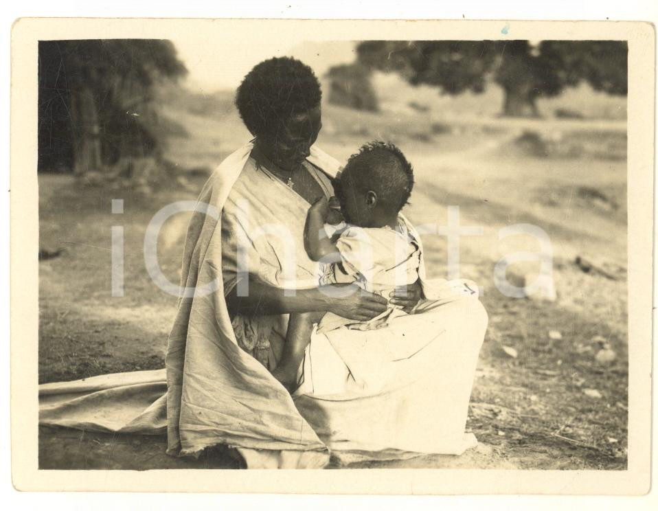 Fotografia d epoca originale 1930 ca AOI ERITREA Madre allatta il proprio bambino Fotografia 11x8 cm 1