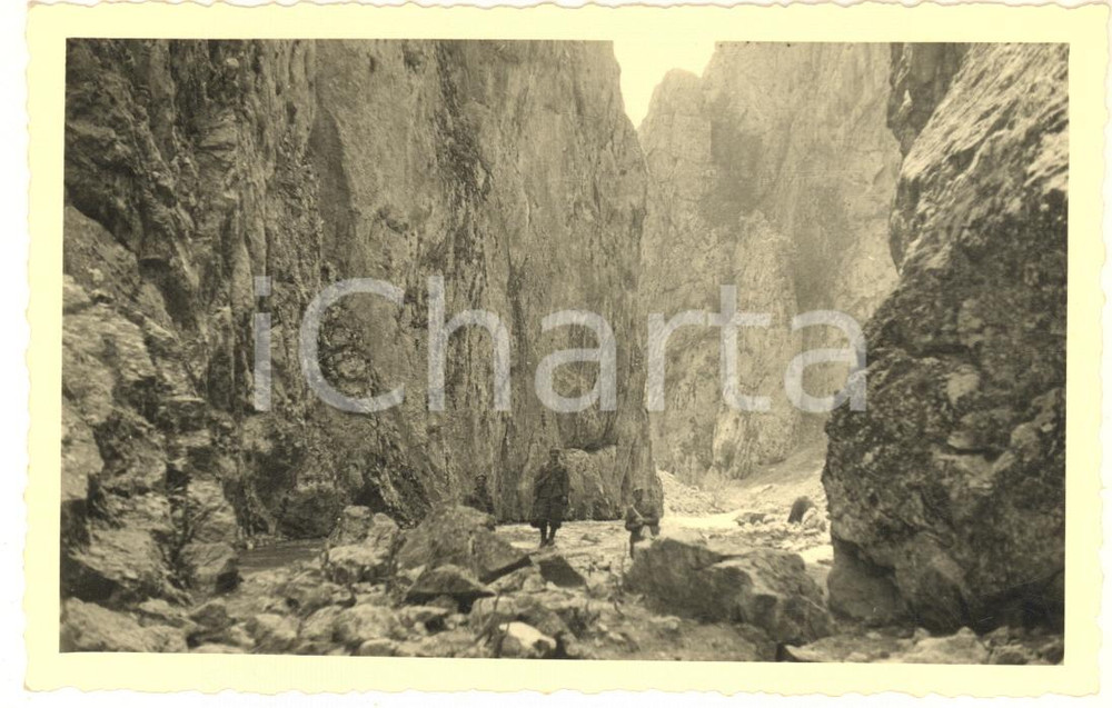 Fotografia d epoca originale 1941 WW2 ALBANIA Sentinelle italiane in una gola di montagna Foto cartolina 1