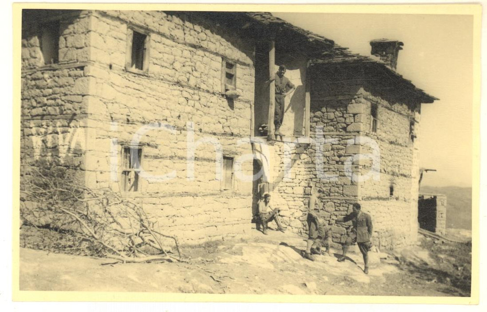 Fotografia d epoca originale 1941 WW2 ALBANIA Soldati italiani presso una casa rurale Foto cartolina 1