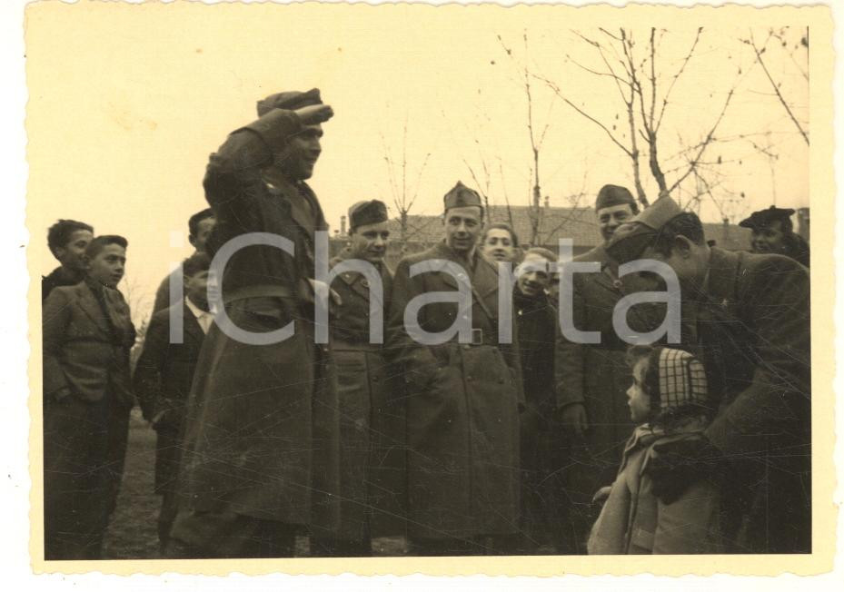 Fotografia d epoca originale 1941 WW2 ALBANIA Soldato italiano sull attenti per una bambina Foto 12x8 cm 1