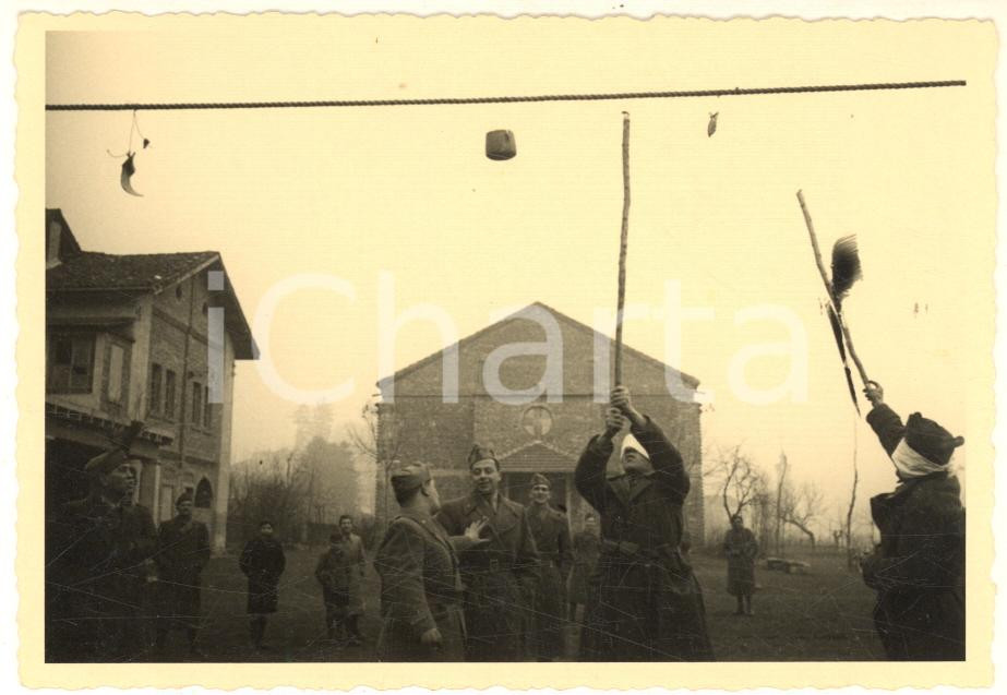 Fotografia d epoca originale 1941 WW2 ALBANIA Soldati italiani nel gioco della pignatta Foto 12x8 cm 1