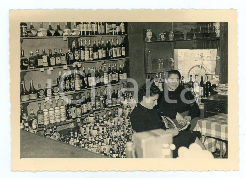 Fotografia d epoca originale 1952 VARAZZE Ritratto di due donne nel bar di famiglia Foto VINTAGE 14x10 cm 1