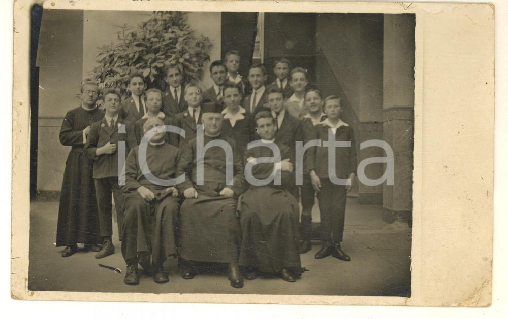 Fotografia d epoca originale 1930 ca AREA LOMBARDA Gruppo di collegiali con sacerdoti Foto cartolina 1