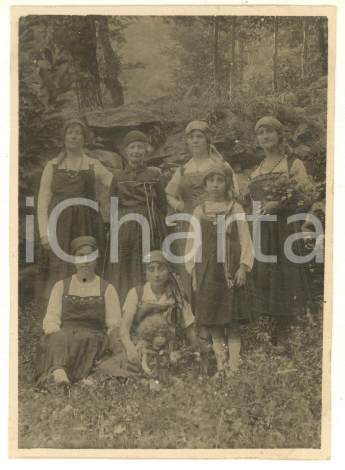 Fotografia d epoca originale Agosto 1926 CEPPO MORELLI Donne in costume tradizionale con bambola Foto 8x11 1