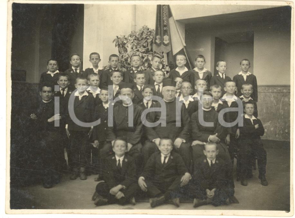 Fotografia d epoca originale 1930 ca AREA LOMBARDA Collegiali con sacerdoti e stendardo S. AMBROGIO Foto 1