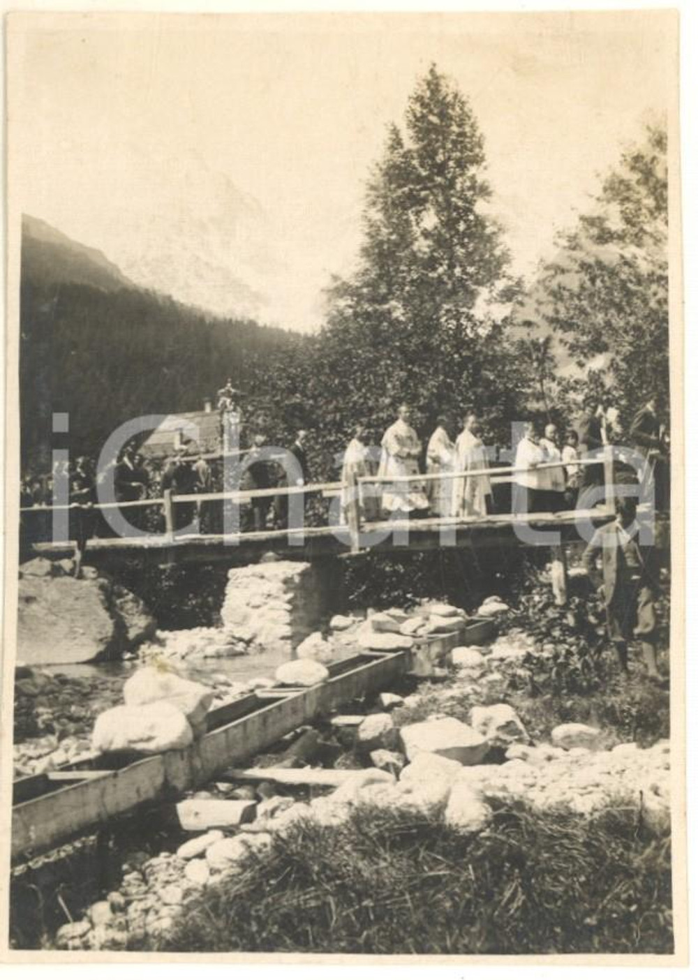 Fotografia d epoca originale Agosto 1929 ALPE PEDRIOLA VB Una processione sul torrente Foto 8x11 cm 1