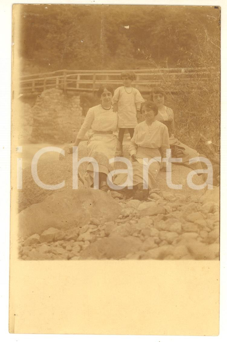 Fotografia d epoca originale 1914 CHIALAMBERTO Gruppo di donne lungo il torrente Foto cartolina VINTAGE 1