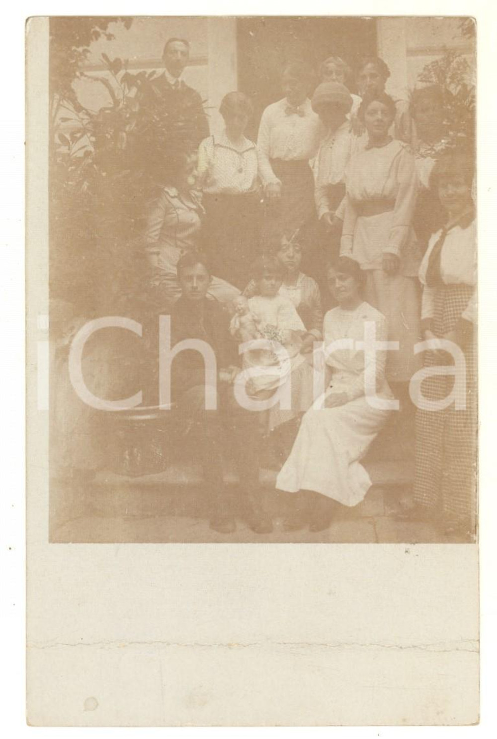 Fotografia d epoca originale 1914 CHIALAMBERTO Gruppo di famiglia in un cortile Foto cartolina VINTAGE 1