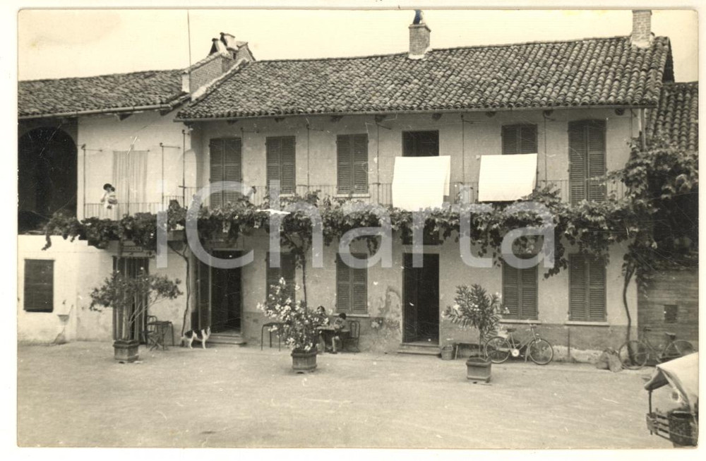 Fotografia d epoca originale 1960 ca AREA PIEMONTESE Cortile di una casa di ringhiera Foto Vito ZUCCHINI 1