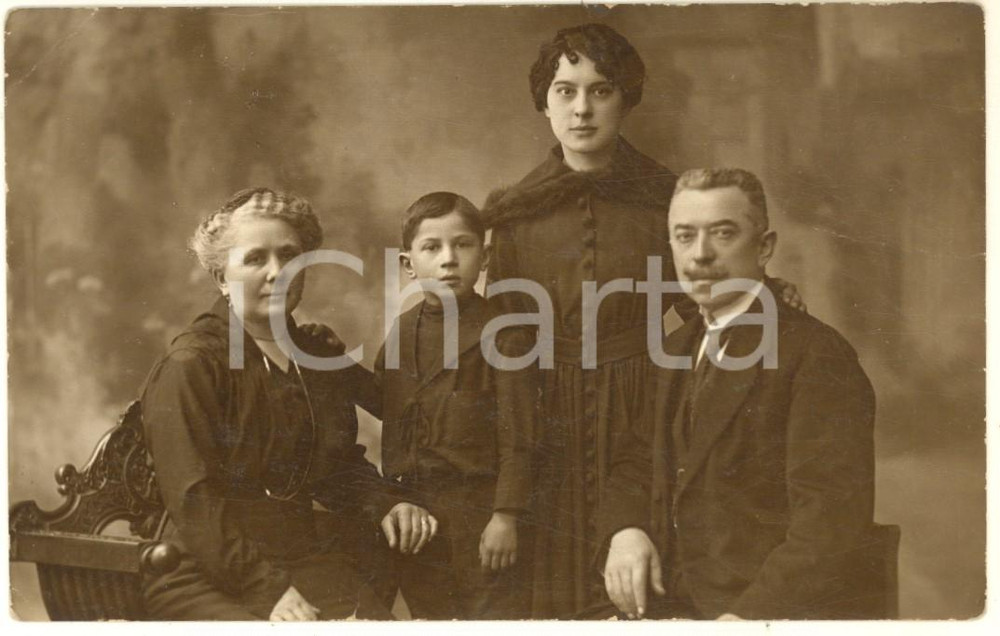 Fotografia d epoca originale 1917 MILANO Ritratto di famiglia in abiti scuri  Foto TOLLINI via Paolo SARPI 1