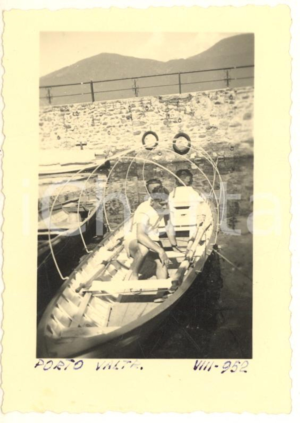 Fotografia d epoca originale 1952 PORTO VALTRAVAGLIA Bagnante su una tipica imbarcazione Foto VINTAGE 7x9 cm 1