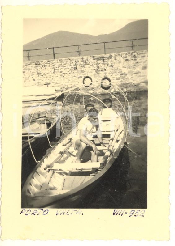 Fotografia d epoca originale 1952 PORTO VALTRAVAGLIA Bagnante su una tipica imbarcazione Foto VINTAGE 7x9 cm 1
