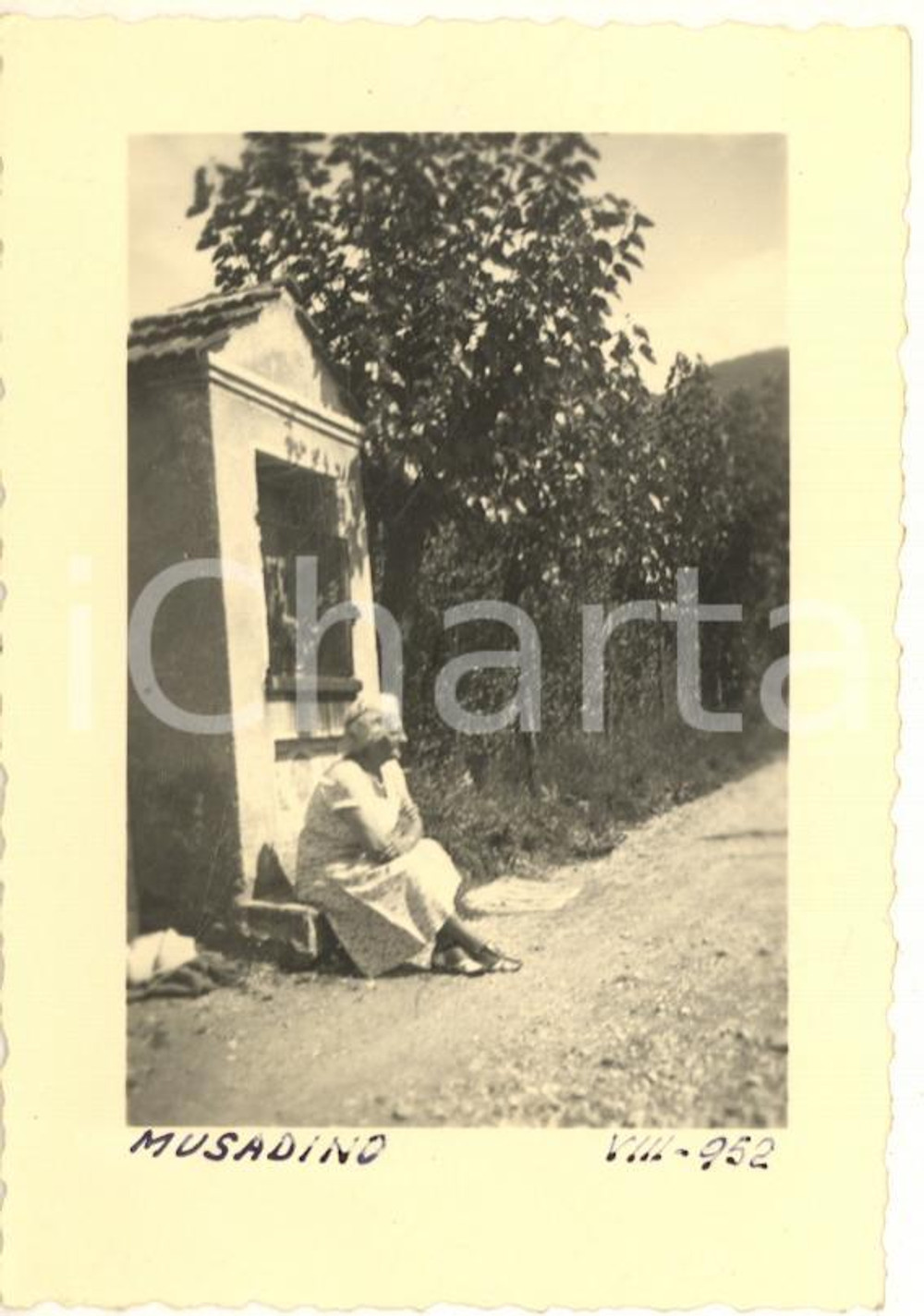 Fotografia d epoca originale 1952 MUSADINO VA Riposo presso una cappella votiva Foto VINTAGE 7x9 cm 1