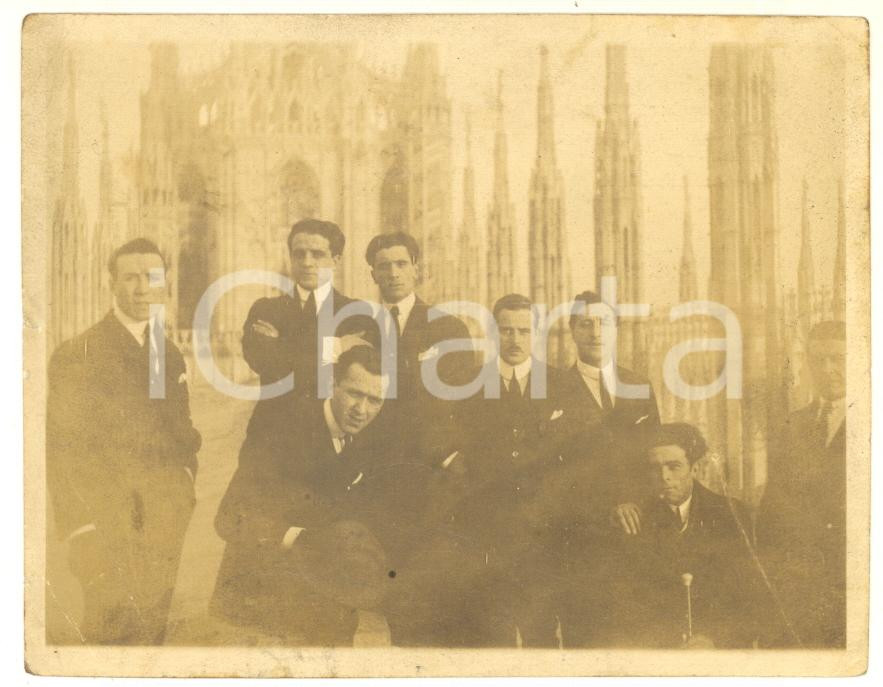 Fotografia d epoca originale 1920 ca DUOMO DI MILANO Gruppo di giovani uomini sul tetto Foto CURIOSA 11x9 cm 1