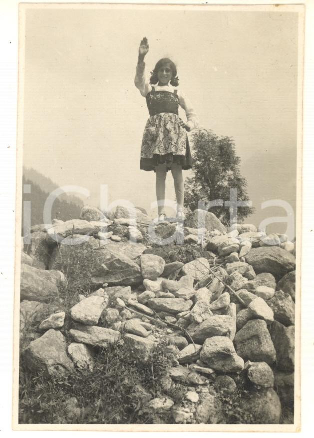 Fotografia d epoca originale 1928 MACUGNAGA VB Il saluto di una piccola italiana Fotografia 8x11 cm 1