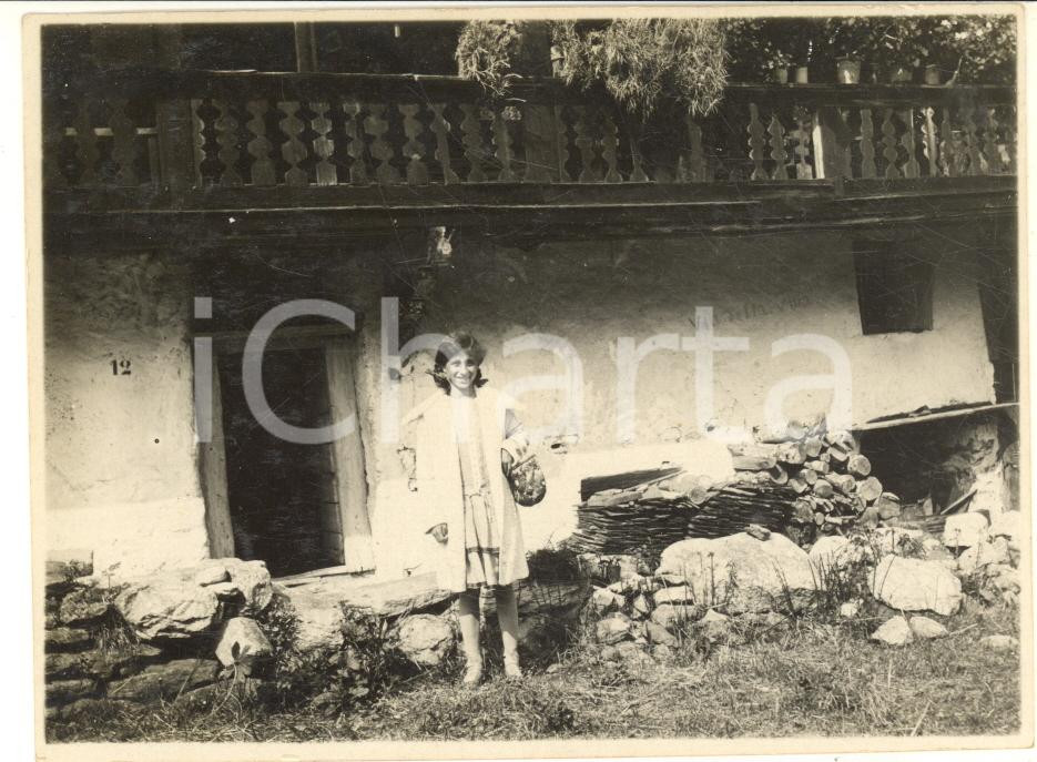 Fotografia d epoca originale 1928 MACUGNAGA VB Bambina presso una dimora di campagna Fotografia 12x8 cm 1