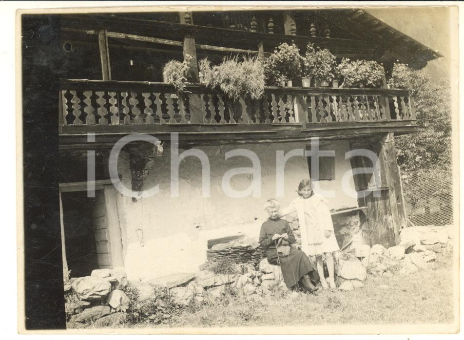 Fotografia d epoca originale 1928 MACUGNAGA VB Nonna e nipote presso una dimora di campagna Foto 12x8 cm 1