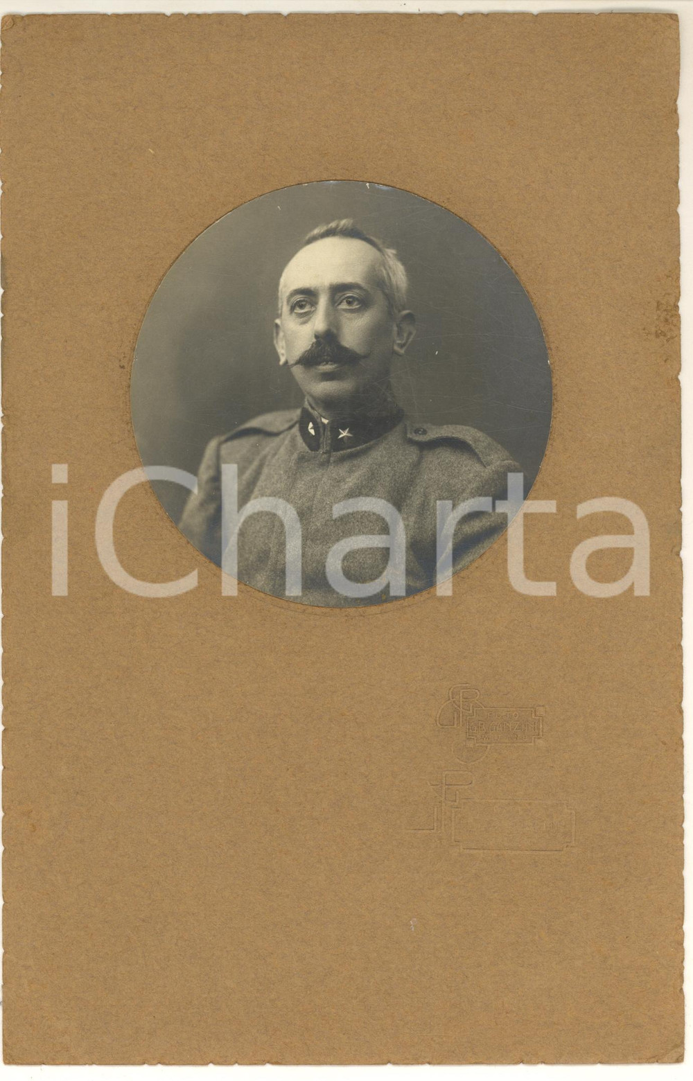 Fotografia d epoca originale 1910 ca MILANO Ritratto di un ufficiale in divisa Foto G. B. GANZINI 17x26 cm 1