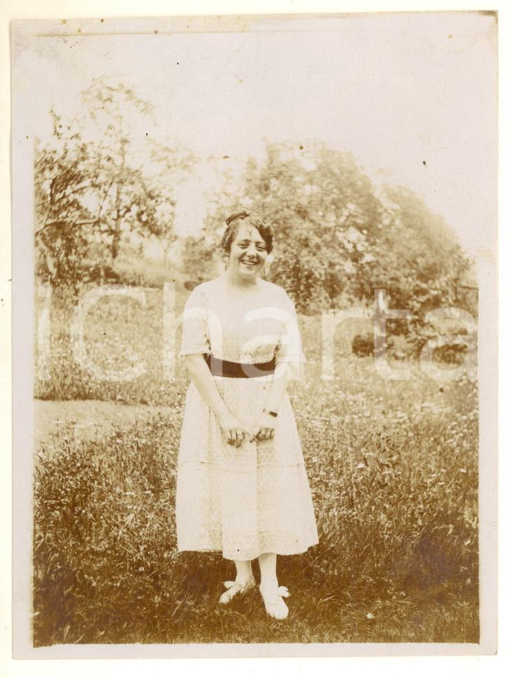 Fotografia d epoca originale 1919 VICO CANAVESE Giovane donna in abito bianco Foto VINTAGE 9x12 cm 1