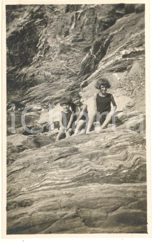 Fotografia d epoca originale 1919 MONEGLIA GE Ritratto di tre bambini su una roccia Foto VINTAGE 7x10 cm 1