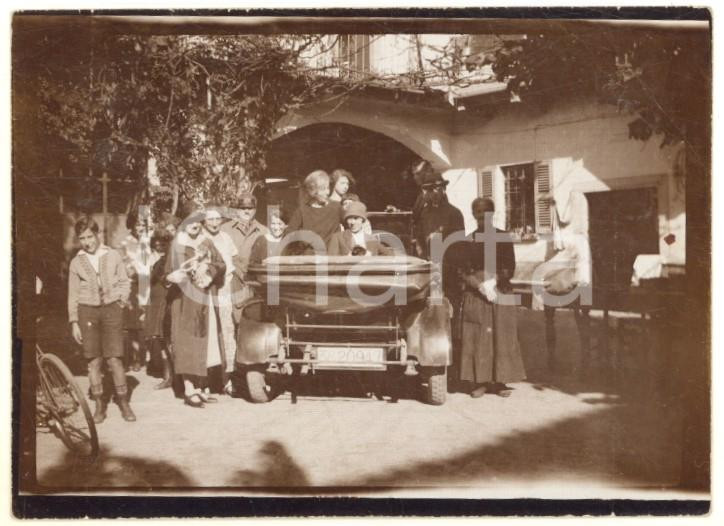 Fotografia d epoca originale 1925 TAINO Ritratto di famiglia con automobile in cortile Foto VINTAGE 9x7 1