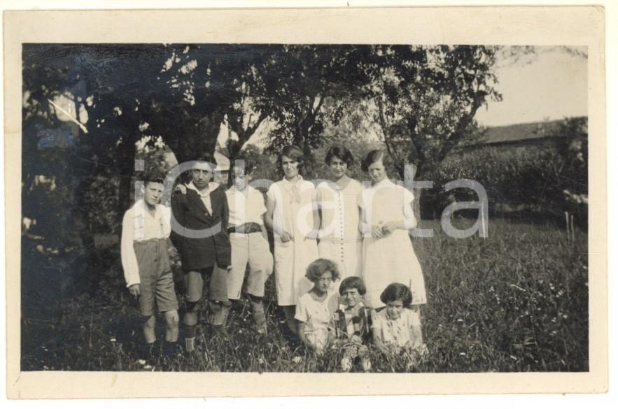 Fotografia d epoca originale 1925 TAINO VA Un gruppo di adolescenti in giardino Foto VINTAGE 11x7 cm 1