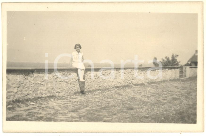 Fotografia d epoca originale 1925 TAINO VA Ritratto di adolescente su un muretto Foto VINTAGE 11x7 cm 1