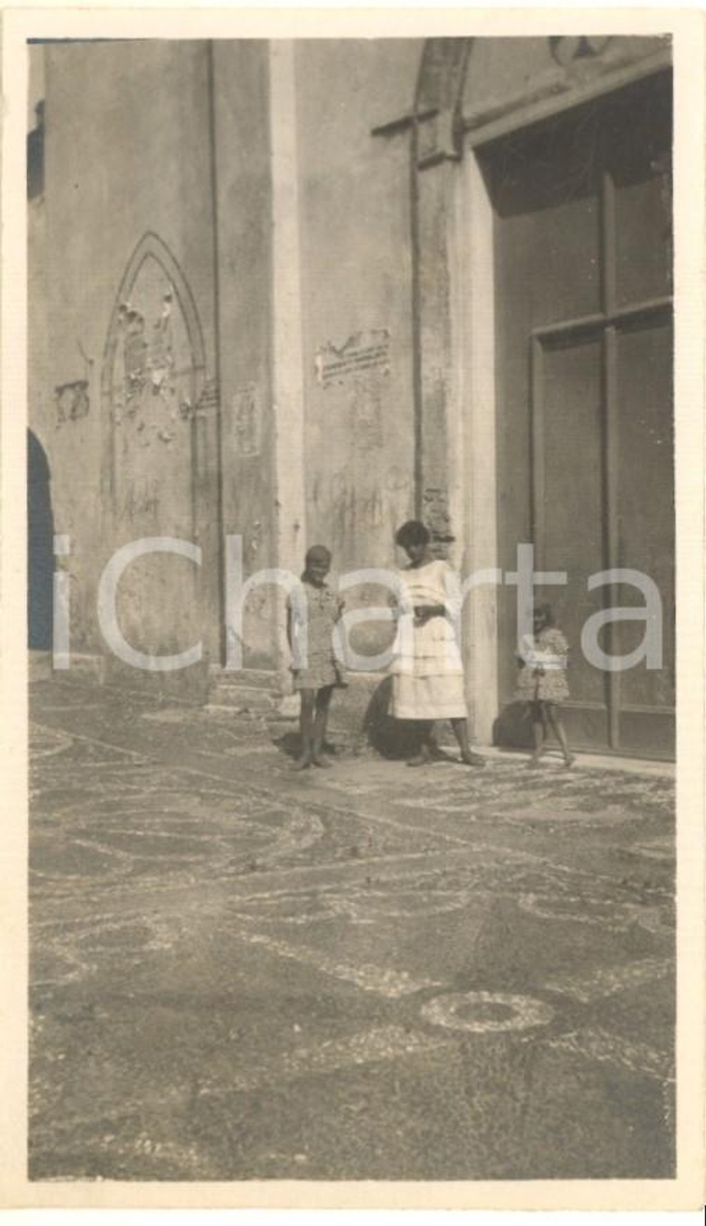 Fotografia d epoca originale 1919 MONEGLIA Donna con due bambine presso una chiesa Foto VINTAGE 7x11 cm 1