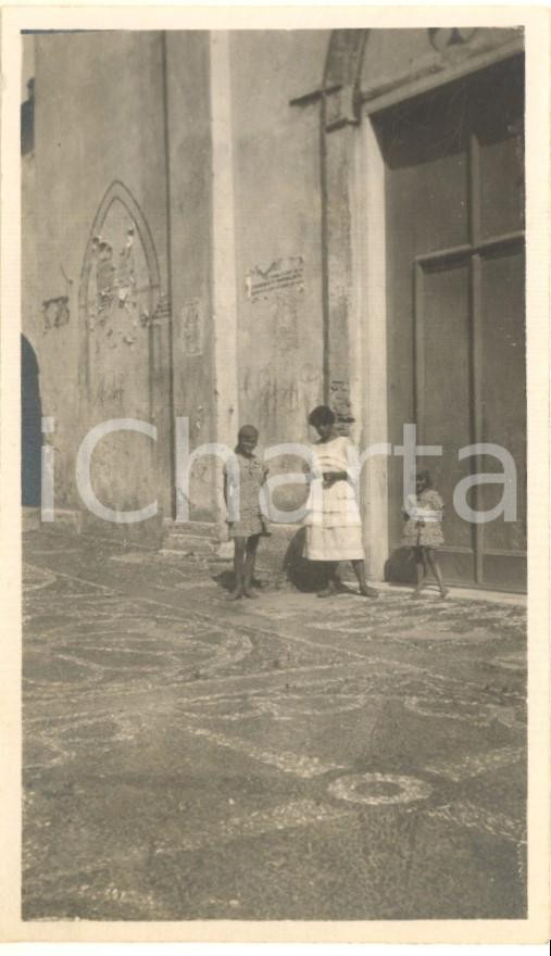 Fotografia d epoca originale 1919 MONEGLIA Donna e bambine Chiesa di San Giorgio Foto VINTAGE 7x11 cm 1