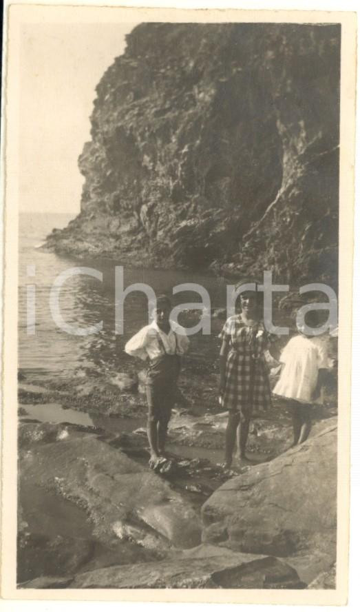 Fotografia d epoca originale 1921 MONEGLIA GE Ritratto di tre bambini sugli scogli Foto VINTAGE 7x11 cm 1