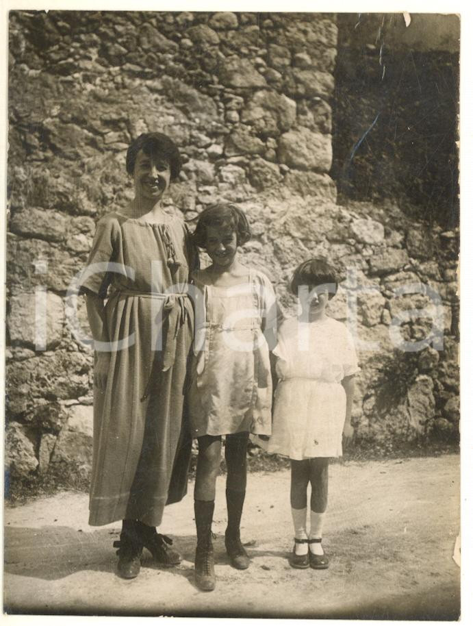Fotografia d epoca originale 1919 MONTE BRACCO CN Una madre con le due figlie Foto VINTAGE 9x11 cm 1