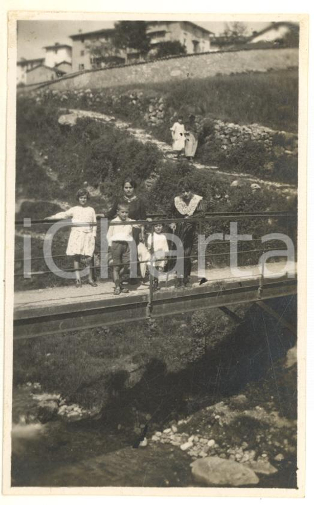 Fotografia d epoca originale 1920 SERINA BG Ritratto di famiglia su un ponticello Foto VINTAGE 7x11 cm 1