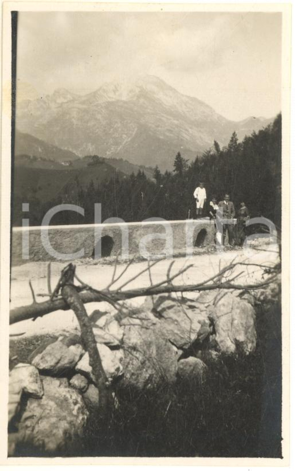 Fotografia d epoca originale 1920 SERINA BG Ritratto di famiglia lungo una strada Foto VINTAGE 7x11 cm 1