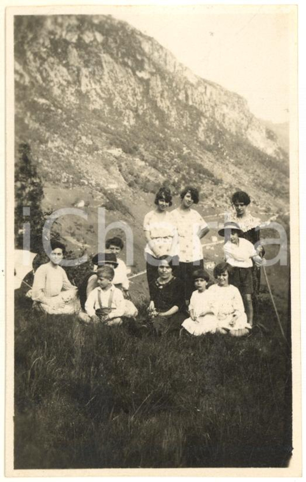 Fotografia d epoca originale 1920 SERINA BG Gruppo di famiglia su un prato Foto VINTAGE 7x11 cm 1